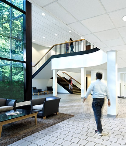 L’atrium sans taches ni marques de frottement d’une entreprise aide à réduire ses dépenses d’entretien.